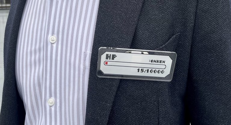 Empresa usa crachás com HP para pessoas com dificuldades no trabalho