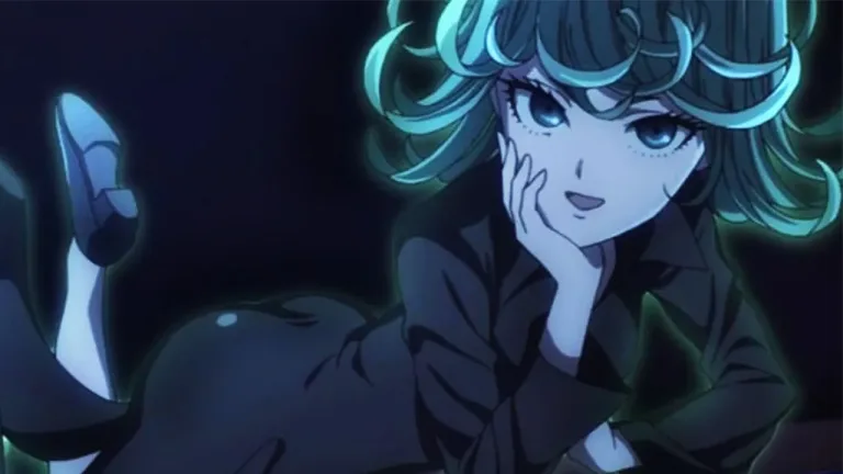 Cosplay atraente de Tatsumaki exibe penas