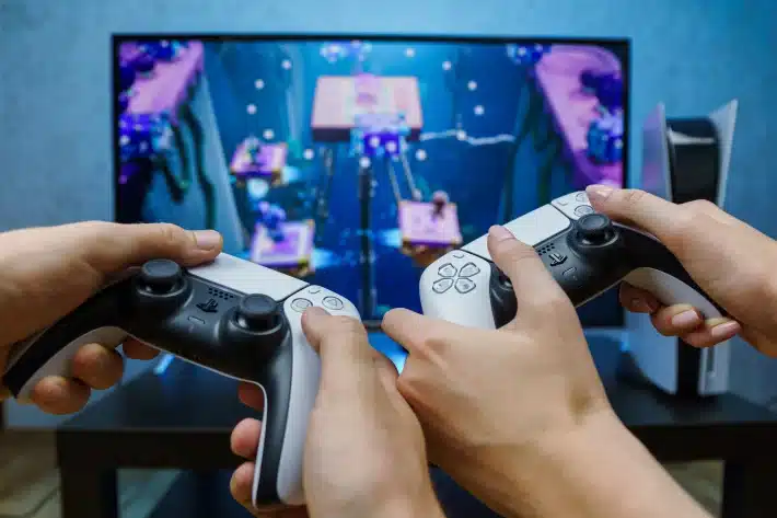 pessoa jogando ps5